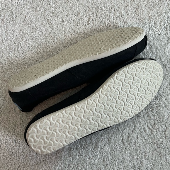 Toms classic slip on W8.5 in Black - Picture 3 of 3